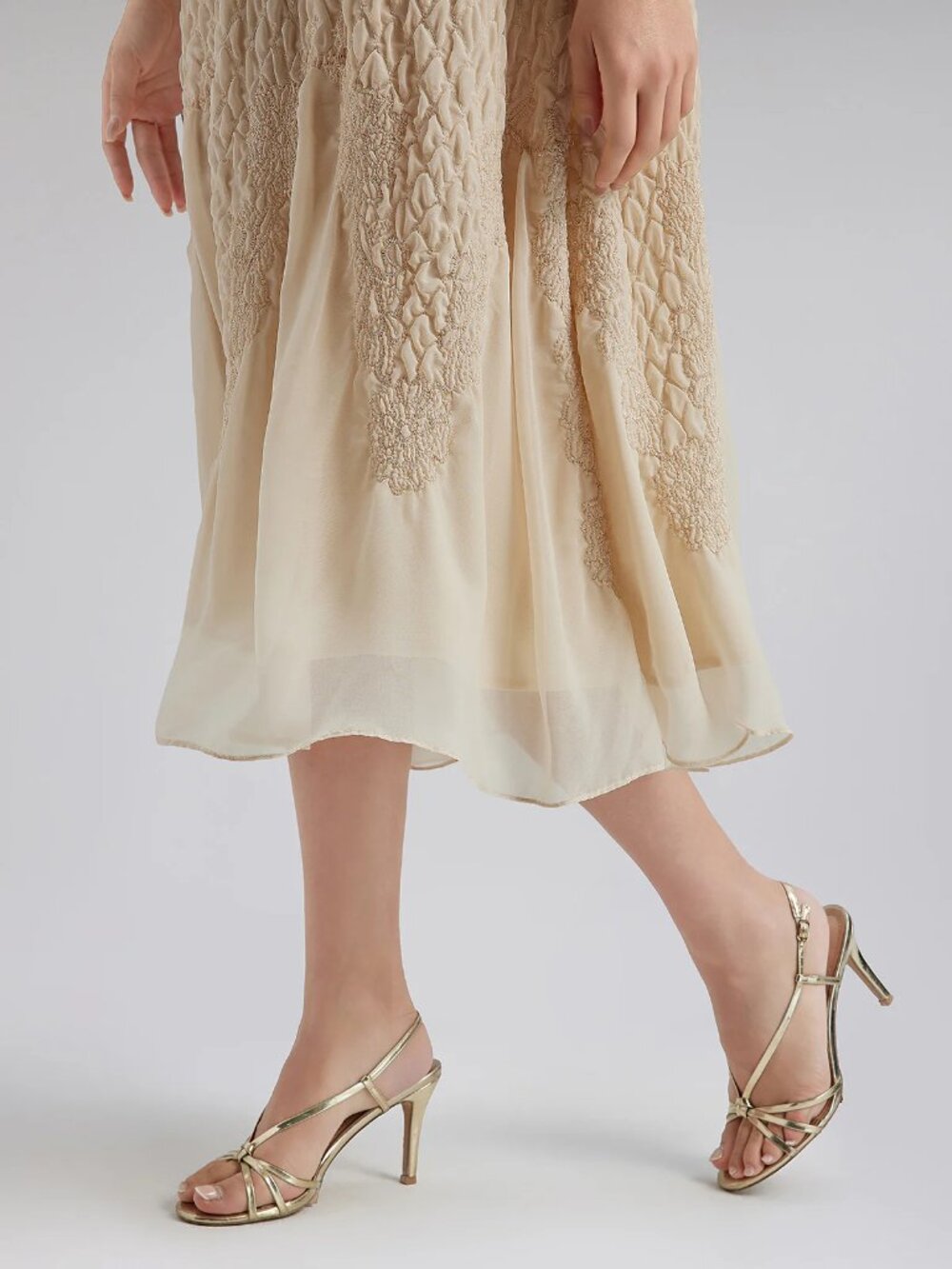 Rich Radi Q'S Round Neck Pleated Loose Embroidered Dress - Picture 4 of 15
